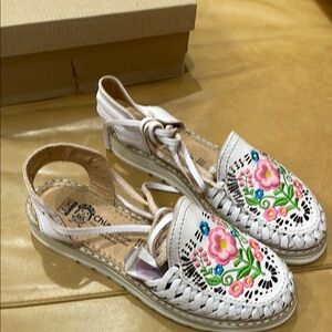 CHIAPAS Women's Embroidered Floral Leather Huarache Sandals Size US 7